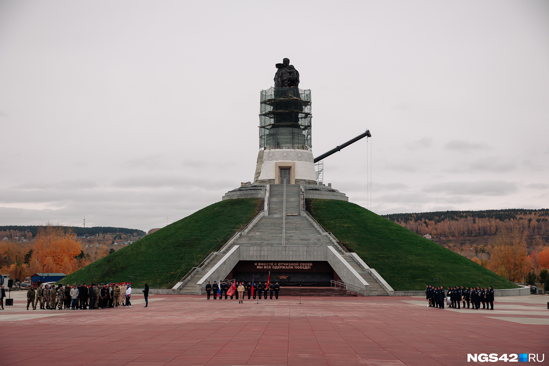 Возле памятника. Воин-освободитель Кемерово. Масалов мемориал Кемерово. Памятник Масалову в Кузбассе. Памятник в Кемерово возле кадетского.